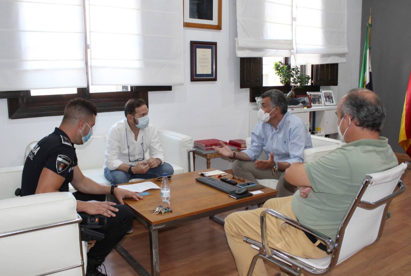 El alcalde con el jefe de Policía y presidente del Barrio de Moscoso