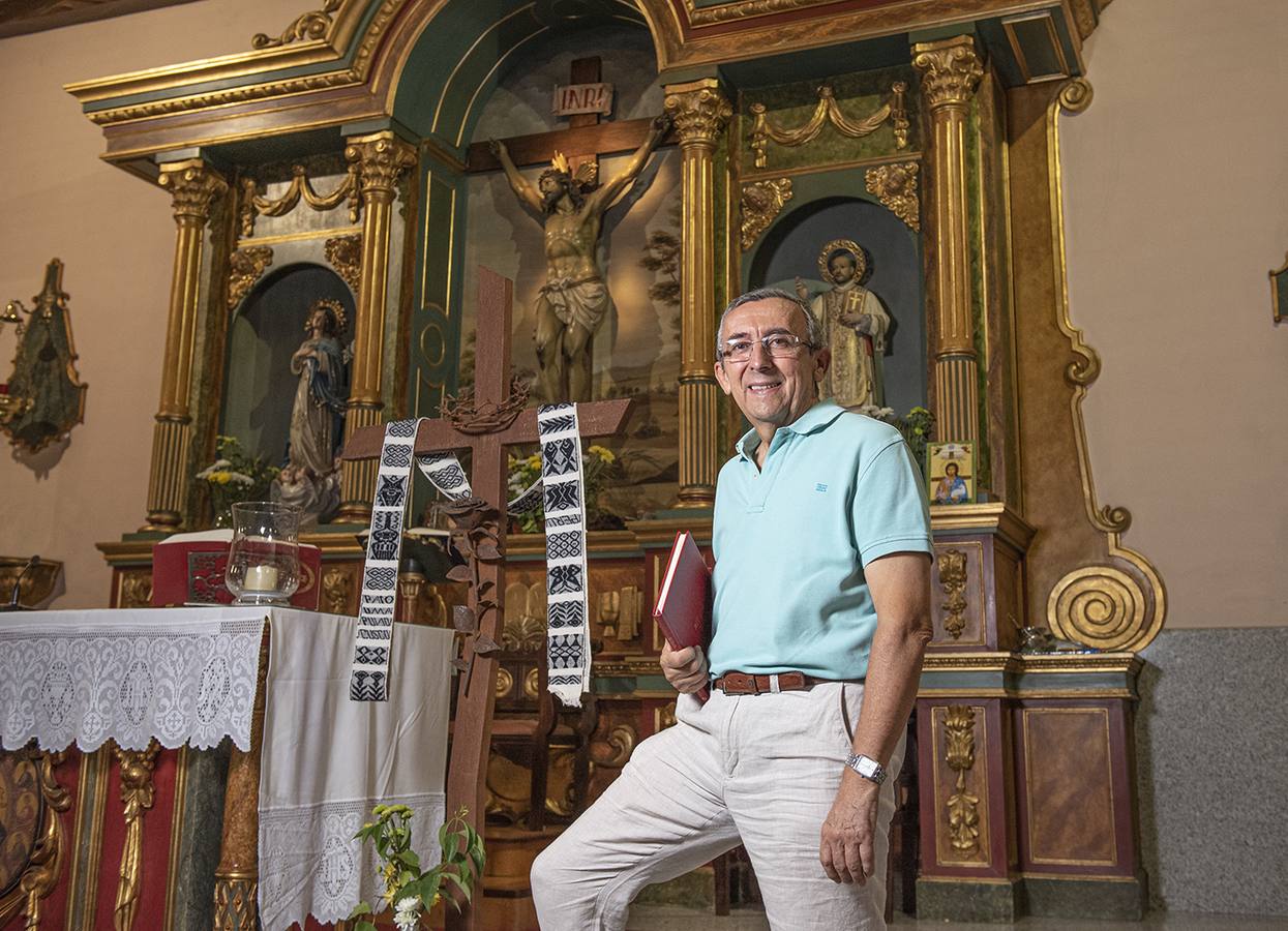 Francisco José Martín Jiménez con la imagen del Cristo de la Salud