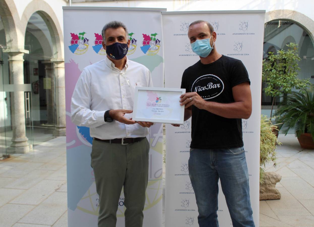 El alcalde entrega el premio al ganador
