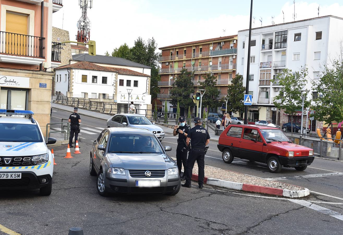 Miembros de la policía local realizando un control