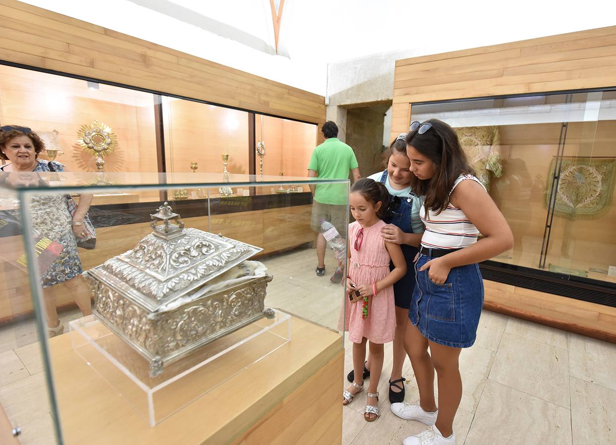 Abren al público los museos de la Cárcel Real y de la Catedral en el puente del Pilar