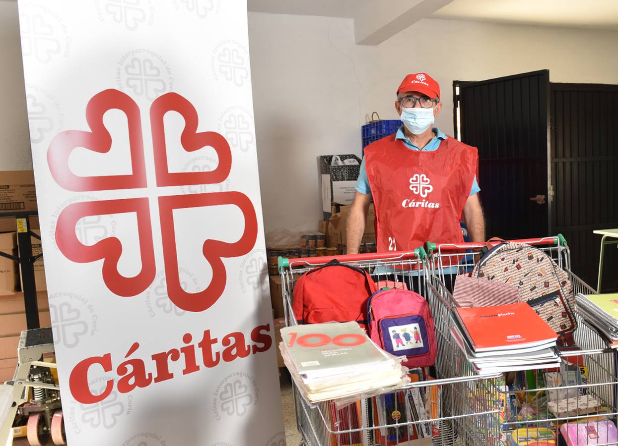 José Luis Hernández presidente de Cáritas en Coria con parte del material recogido