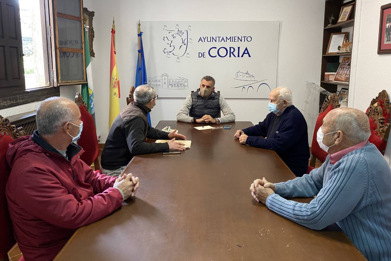 Representantes de Cáritas con el alcalde