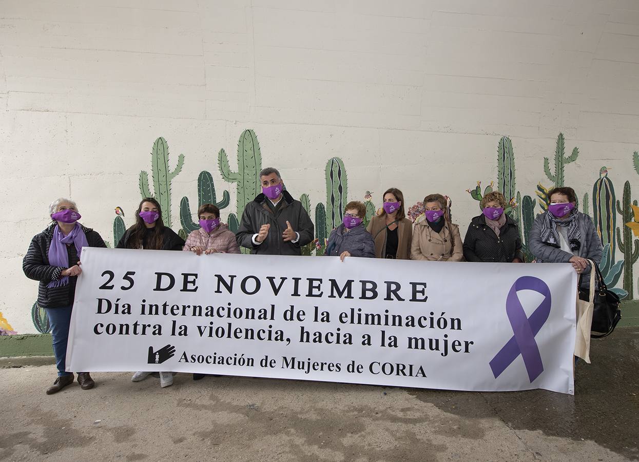 Miembros de asociaciones, alcalde y concejala delante del mural