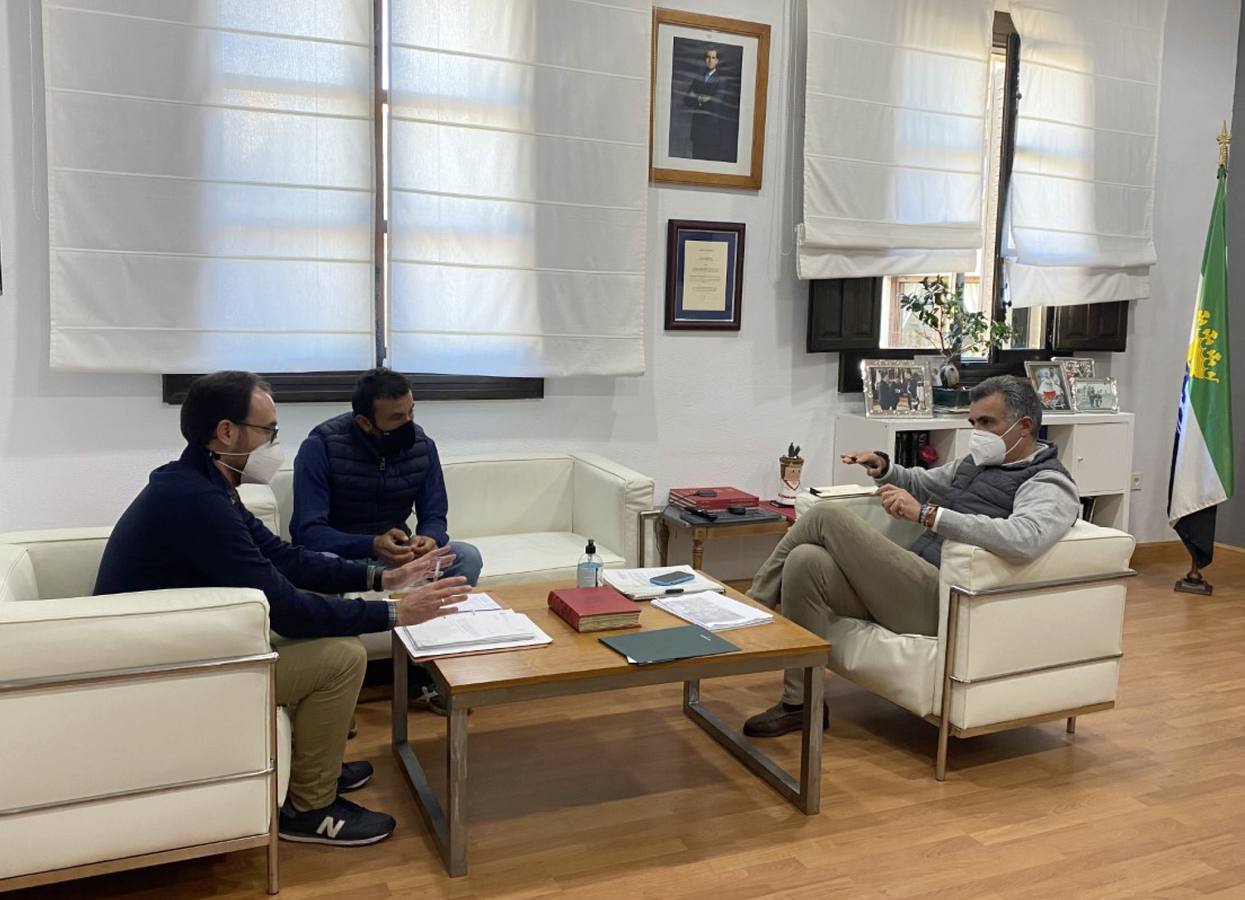 Alcalde reunido con representante de Asaja y agricultor