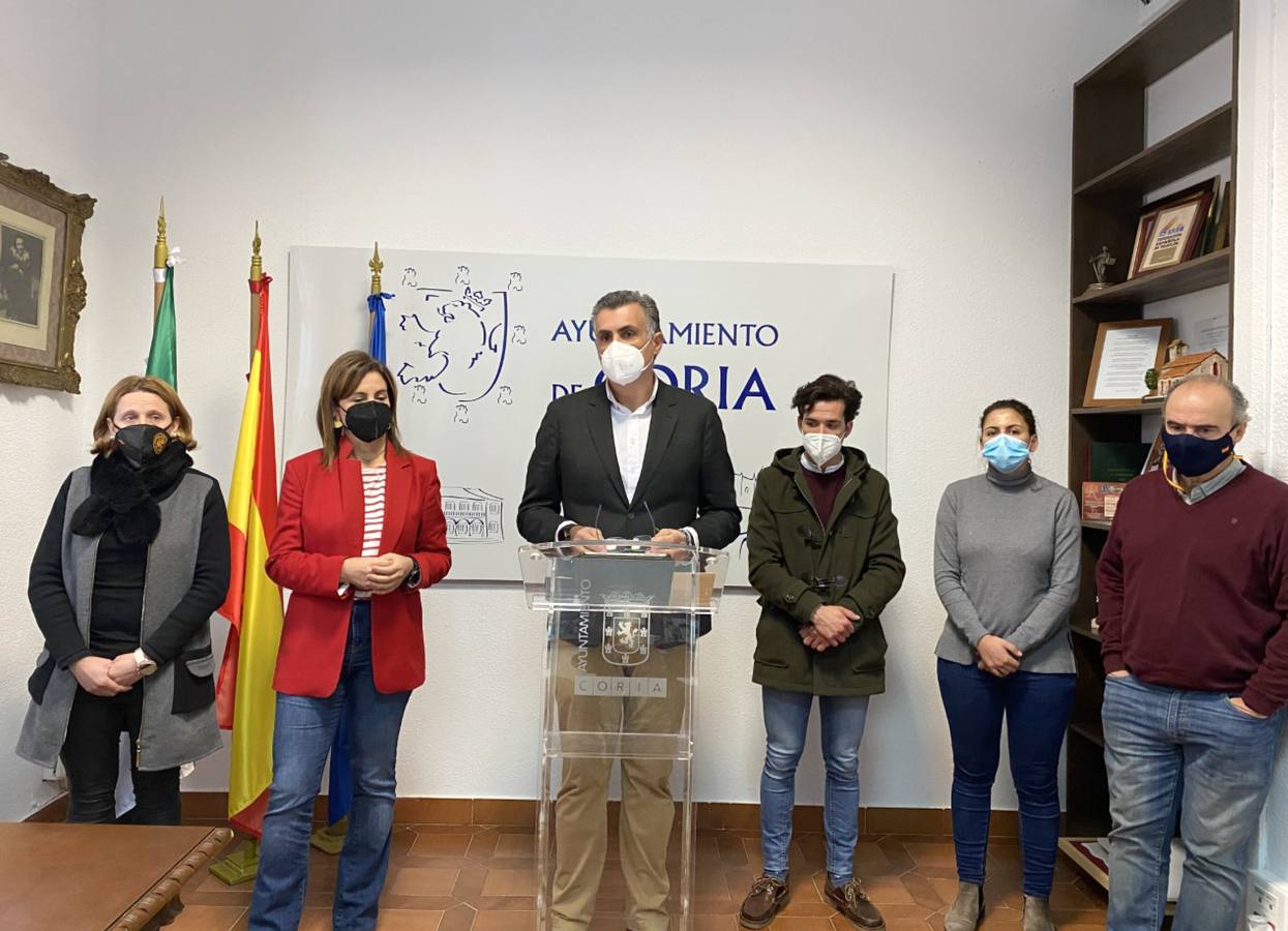 El alcalde con su equipo de gobierno