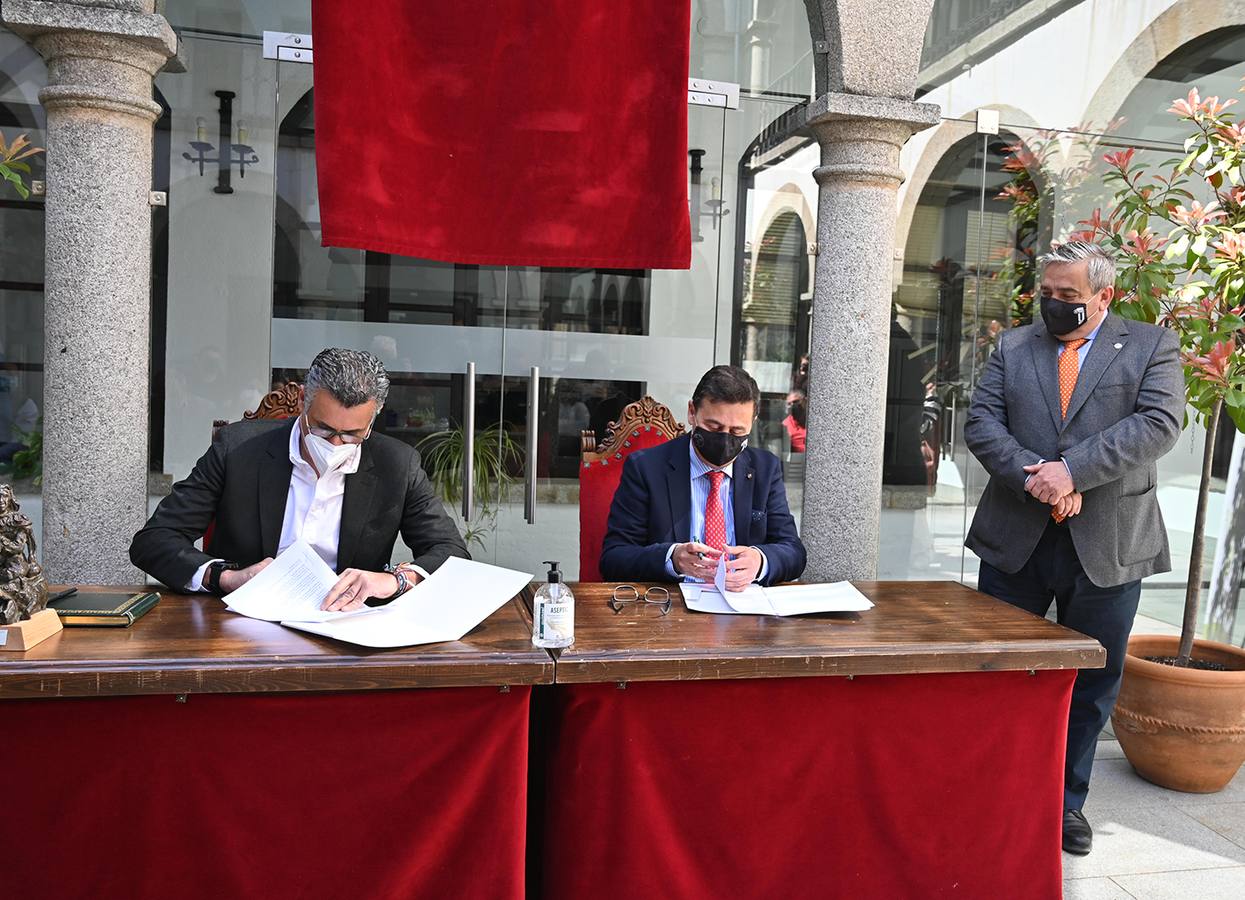 Firma del convenio en el Ayuntamiento de Coria