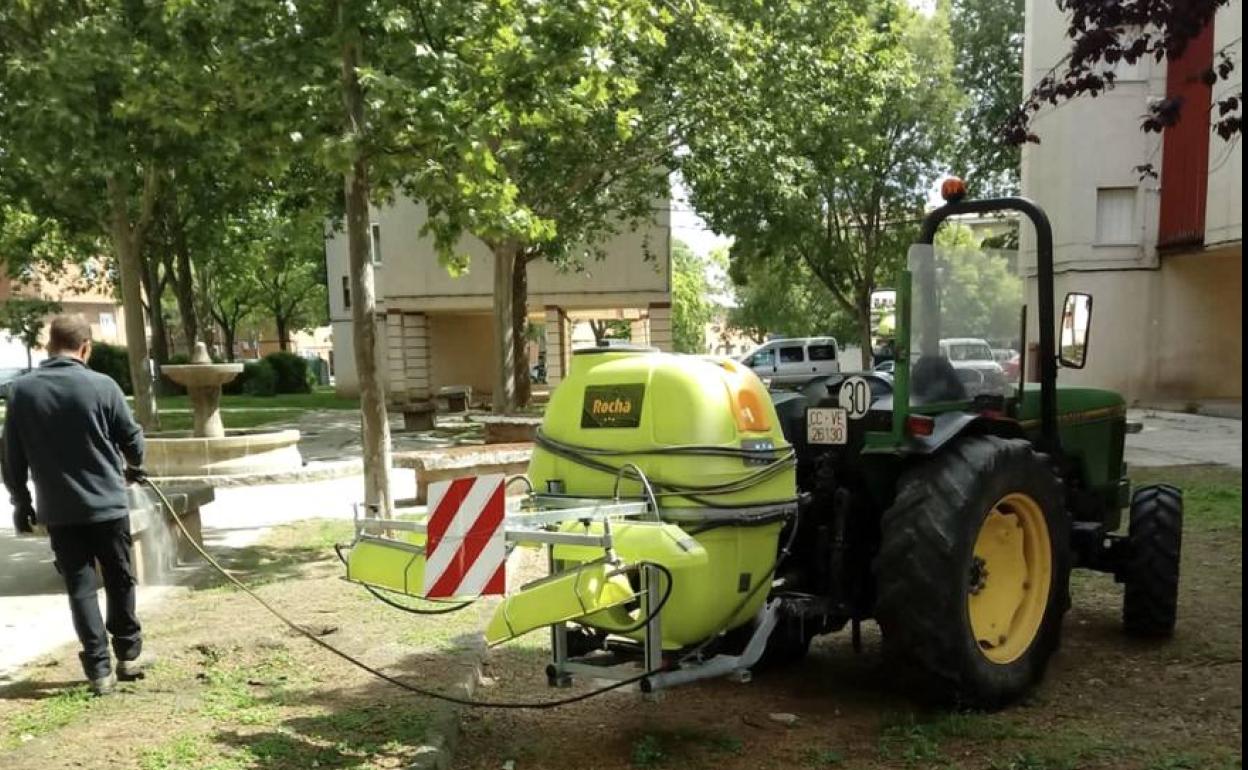 Obrero realizando trabajos con herbicidas