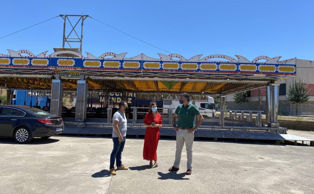 El alcalde visita algunas de las atracciones instaladas ya para la feria