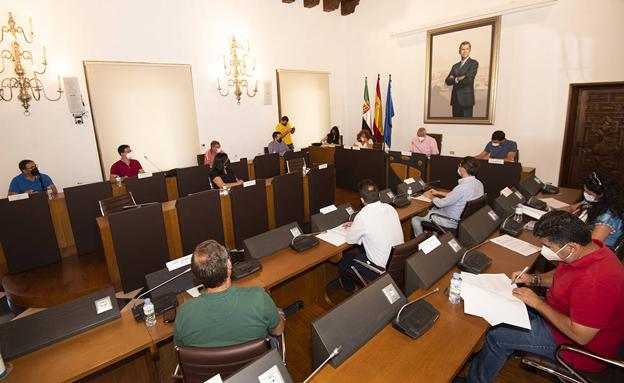 Un momento de la reunión de Carlos Carlos con los representantes de los 14 grupos de Acción Local de la provincia.