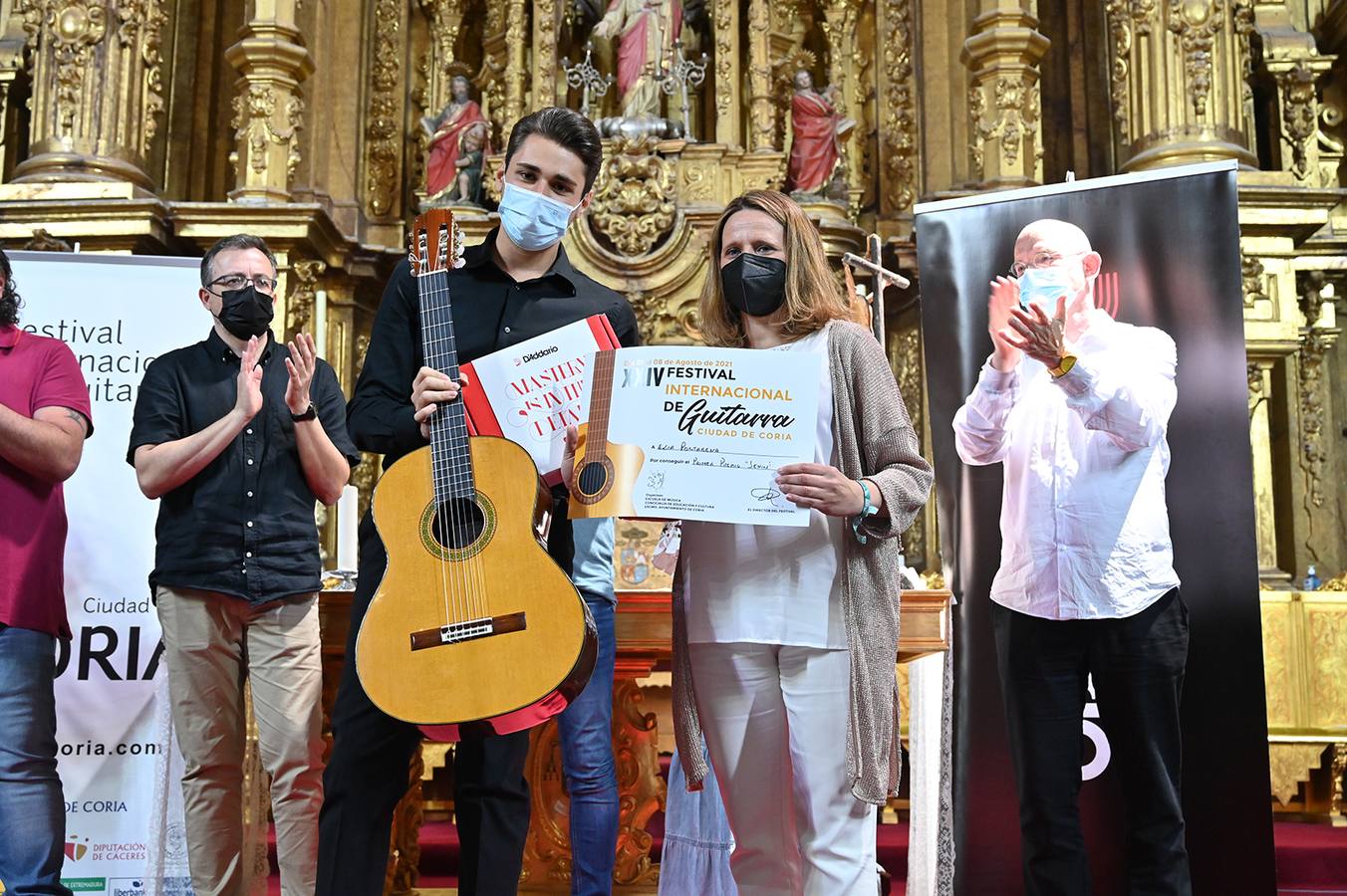 El italiano Elía Portarena ganador del Festival y la edil de Cultura