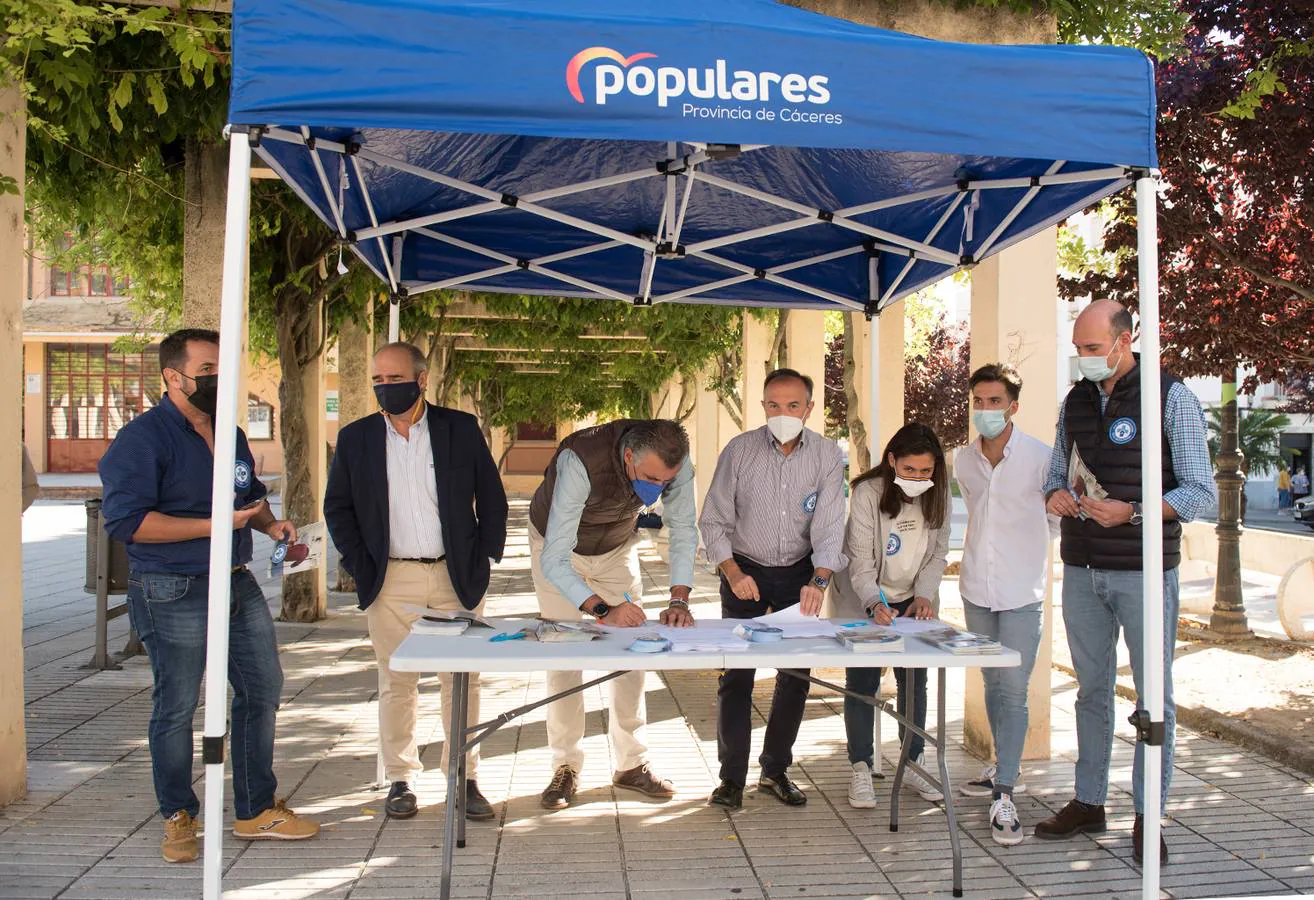 Miembros del Partido Popular recogiendo firmas en la plaza de la Casa de la Cultura