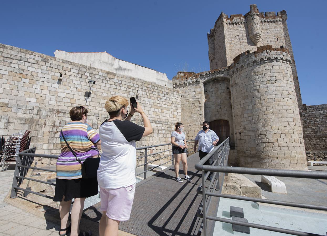 Turistas visitando el casco histórico de Coria