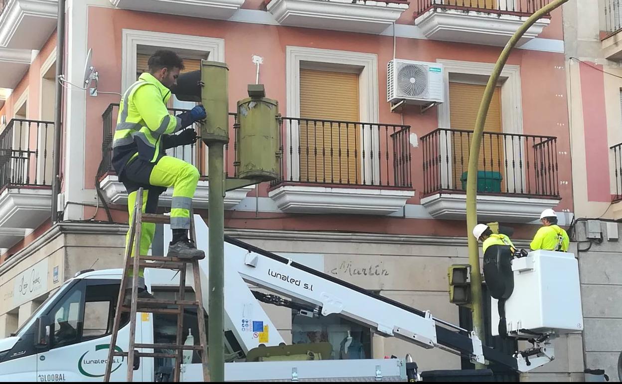 Operarios realizando los trabajos de sustitución de los semáforos