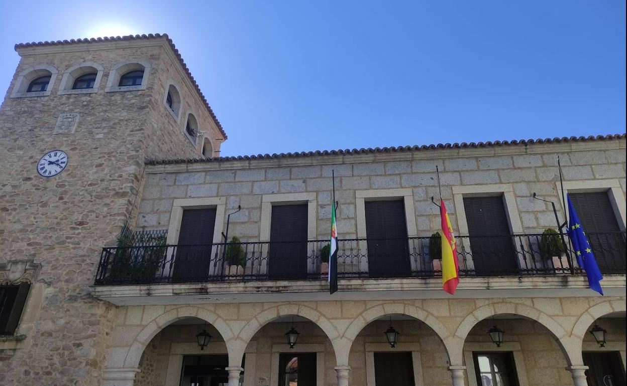 Banderas a media asta en Coria