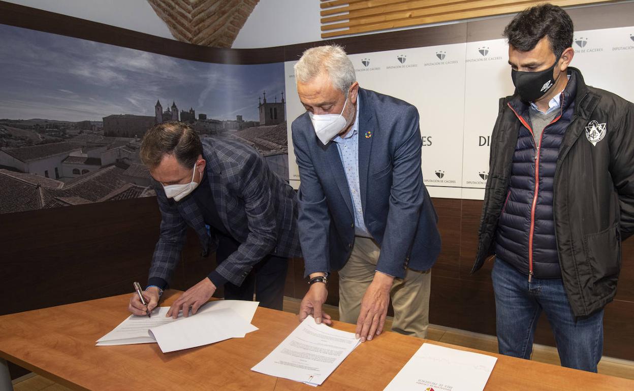 Presidens de ambos clubes y el Presidnete de la Diputación 
