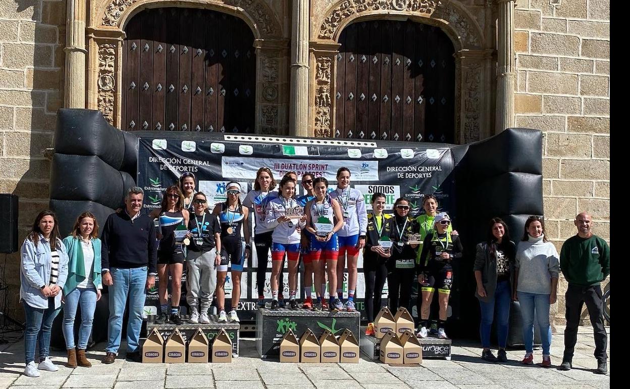 Los tres equipos vencedores en la categoría femenina.