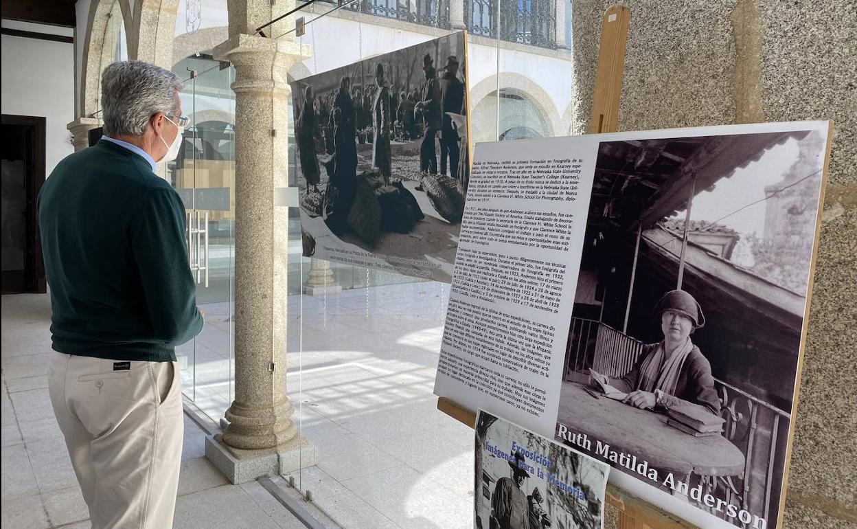 Exposición en el patio de cristal del Ayuntamiento de Coria