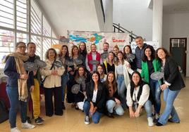 Encuentro entre participantes y autoridades.