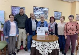 Entrega del cheque esta mañana en la Asociación de Mujeres de Coria y comarca.