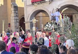 Bendición de palmas y ramos a cargo del Obispo, Don Jesús Pulido.