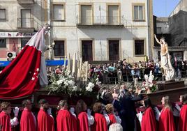 Momento del encuentro de ambas imágenes en la plaza de la Paz.