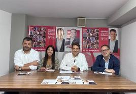 Héctor Lisero, segundo por la derecha, durante la presentación del programa electoral.