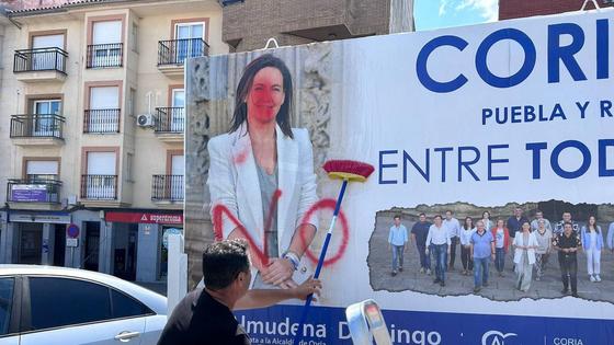 Una valla publicitaria del Partido Popular de Coria sufre actos vandálicos con pintadas de spray