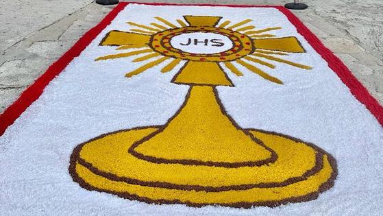 Un grupo de Cáritas Diocesana de Coria-Cáceres en Torrejoncillo hace una alfombra de sal para recibir al Corpus
