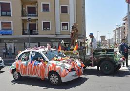 Procesión de vehículos adornados.