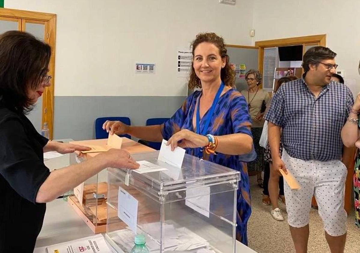 Almudena Domingo, alcaldesa de Coria votando.