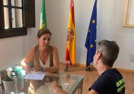 Almudena Domingo y el representante de los bomberos.