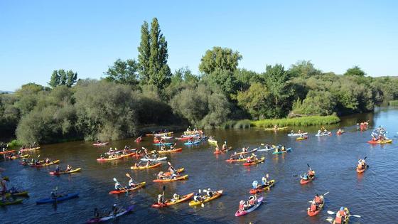 Calor, diversión y 18 kilómetros de agua dulce en el XIV Descenso del Río Alagón