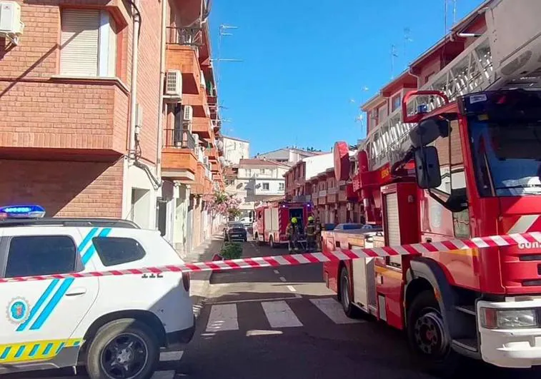 Dotaciones de los bomberos y Policia Local de Coria.