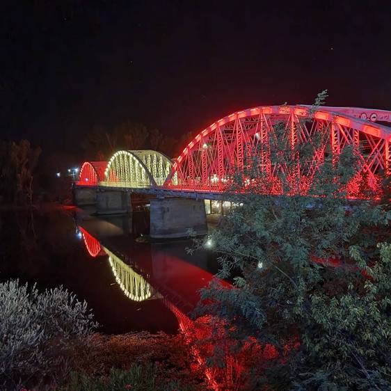 El Puente de Hierro de Coria se ilumina con la bandera de España