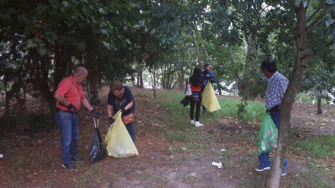 Recogen más de 50 kilos de basuraleza del río Alagón