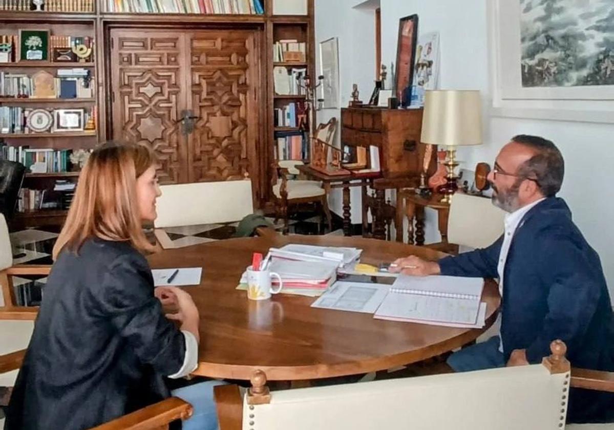 Reunión de la alcaldesa con la Dip de Cáceres.