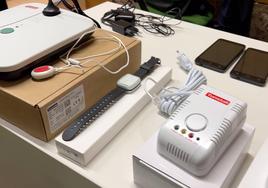 El servicio cuenta con localizadores, dispositivos de humo, de gas, de movimiento o de caídas.