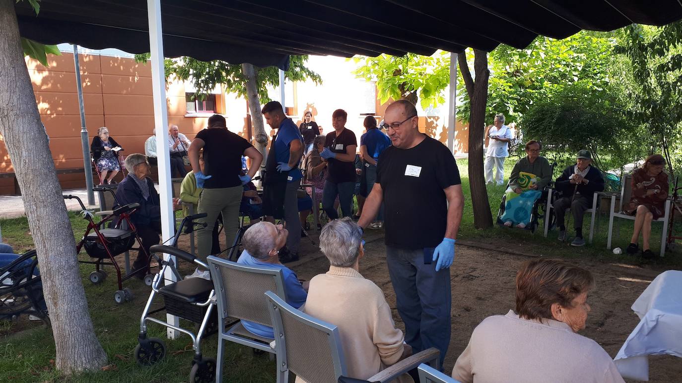 Migas, arroz con leche y roscas de vino para acompañar a los ancianos