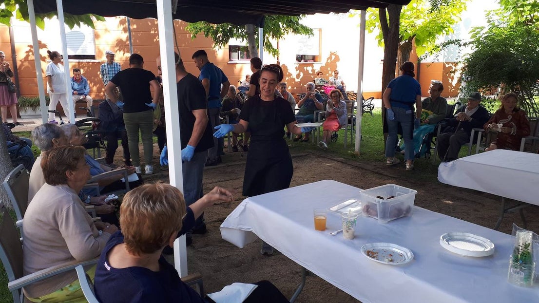 Migas, arroz con leche y roscas de vino para acompañar a los ancianos