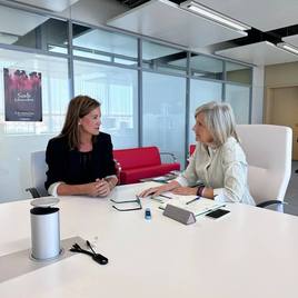 Reunión de Almudena Domingo y Victoria Bazaga.