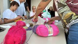 Árdea Purpúrea Fashion Design se vuelca con el cáncer de mama tejiendo lazos rosas