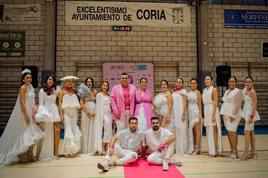 J. Hernández realiza su primer desfile benéfico y dona 750 euros a AOEX