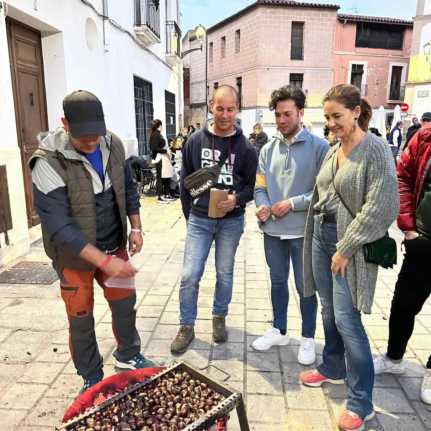 El II Festival de la Chaquetía acoge a cientos de caurienses en apoyo a AFA