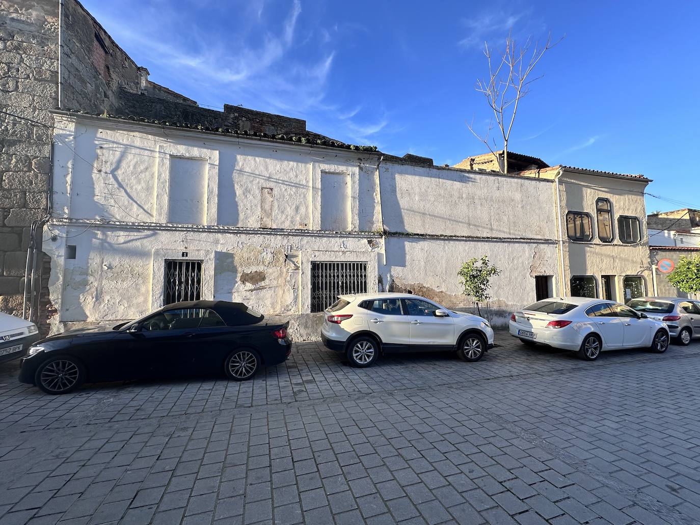 Coria trabaja en el proyecto de demolición de dos casas con el fin de descubrir la Muralla Romana