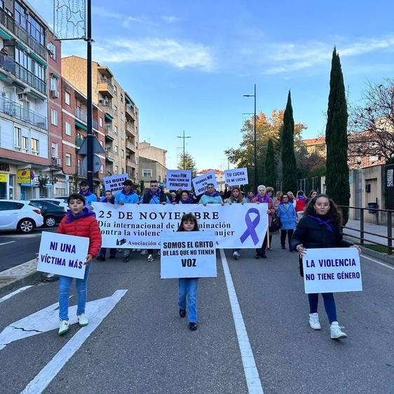 Cientos de caurienses se vuelcan en la Marcha Morada del 25N