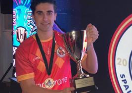 El cauriense con el trofeo.
