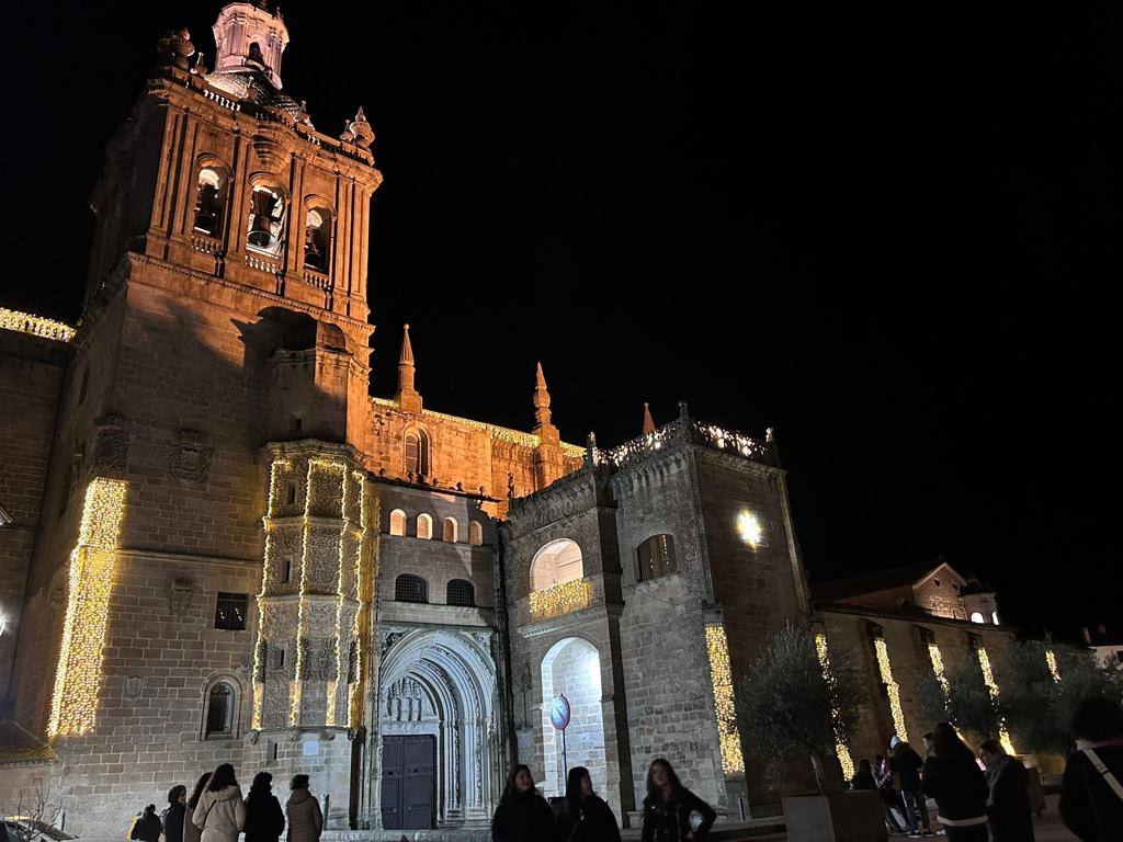 Coria da la bienvenida a la Navidad con el encendido de luces