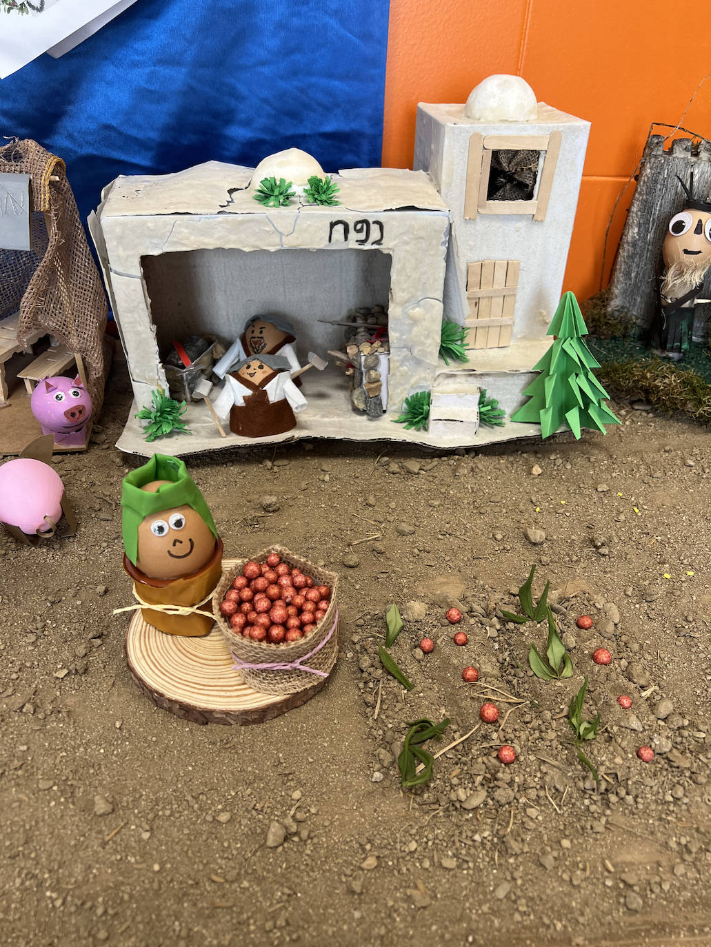 El San José Obrero de Rincón del Obispo crea un Belén con cáscaras de huevo