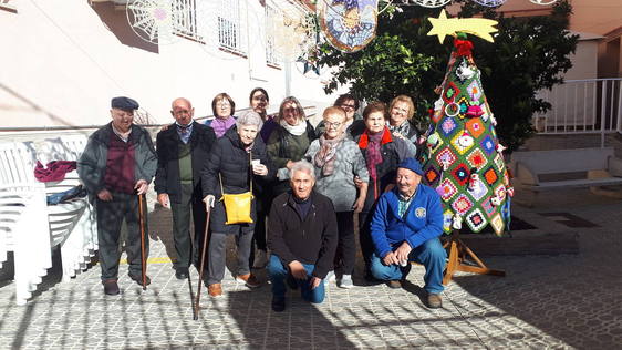 El grupo «Soles» monta un Árbol de Navidad en la residencia Santa Isabel